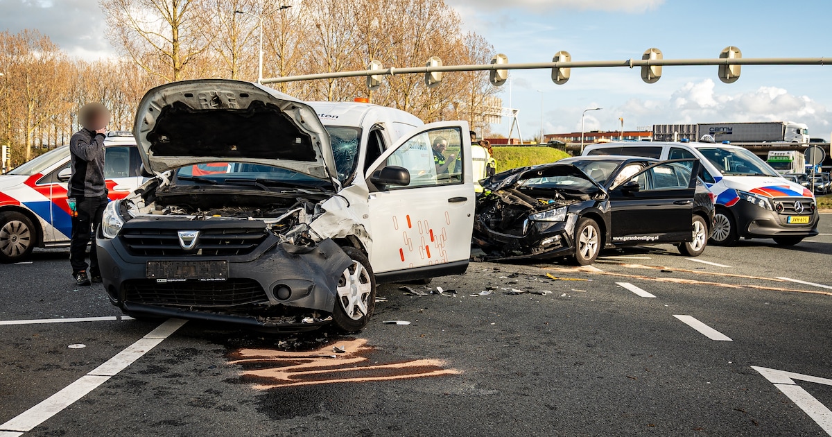 Auto en bestelbus in botsing op de IJsselmondse Randweg in Barendrecht