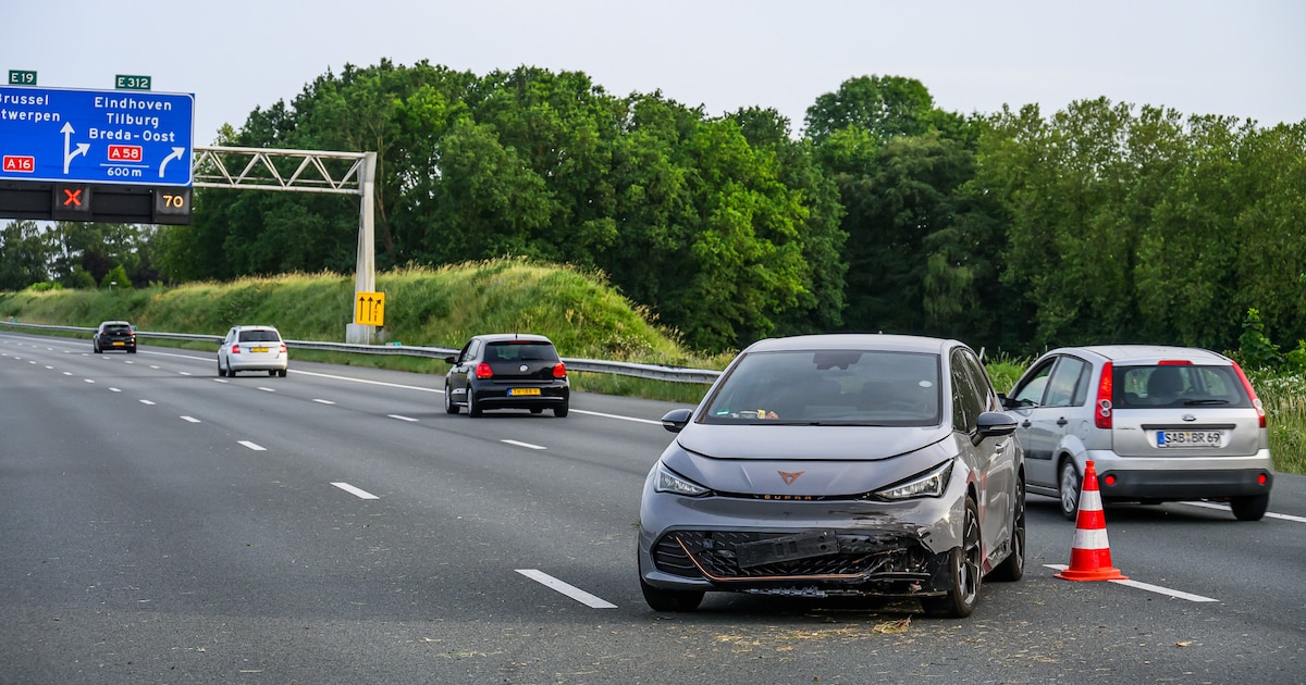Auto botst tegen vangrail op A16 bij Breda, bestuurster komt met de schrik vrij