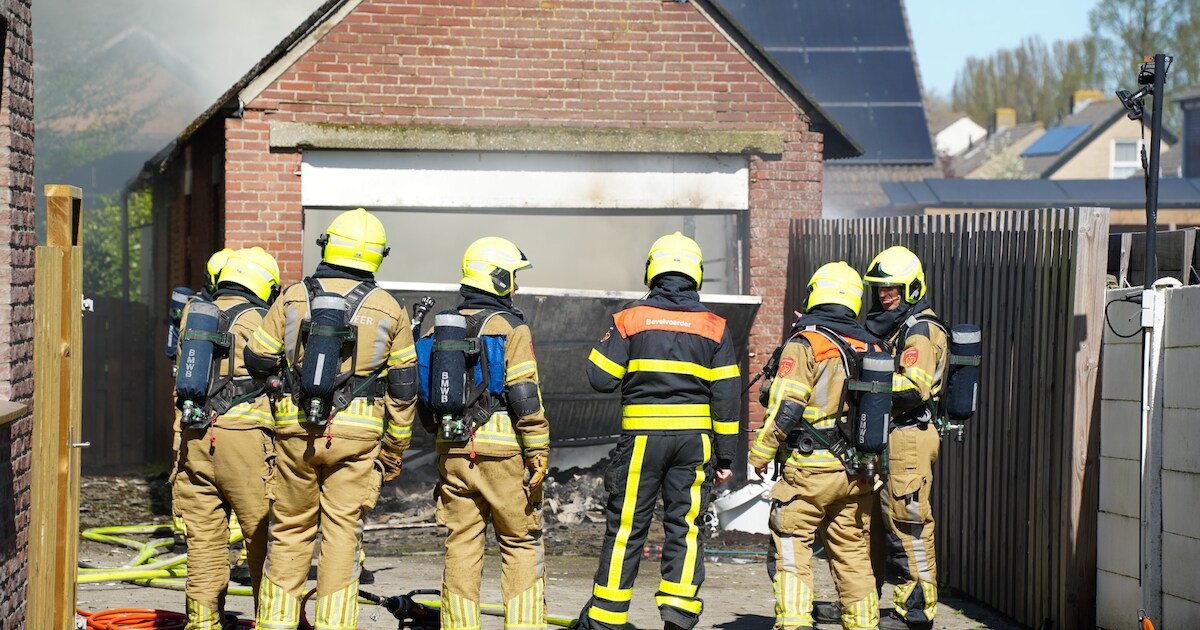 Dak van schuur in brand in Waspik, asbest vrijgekomen