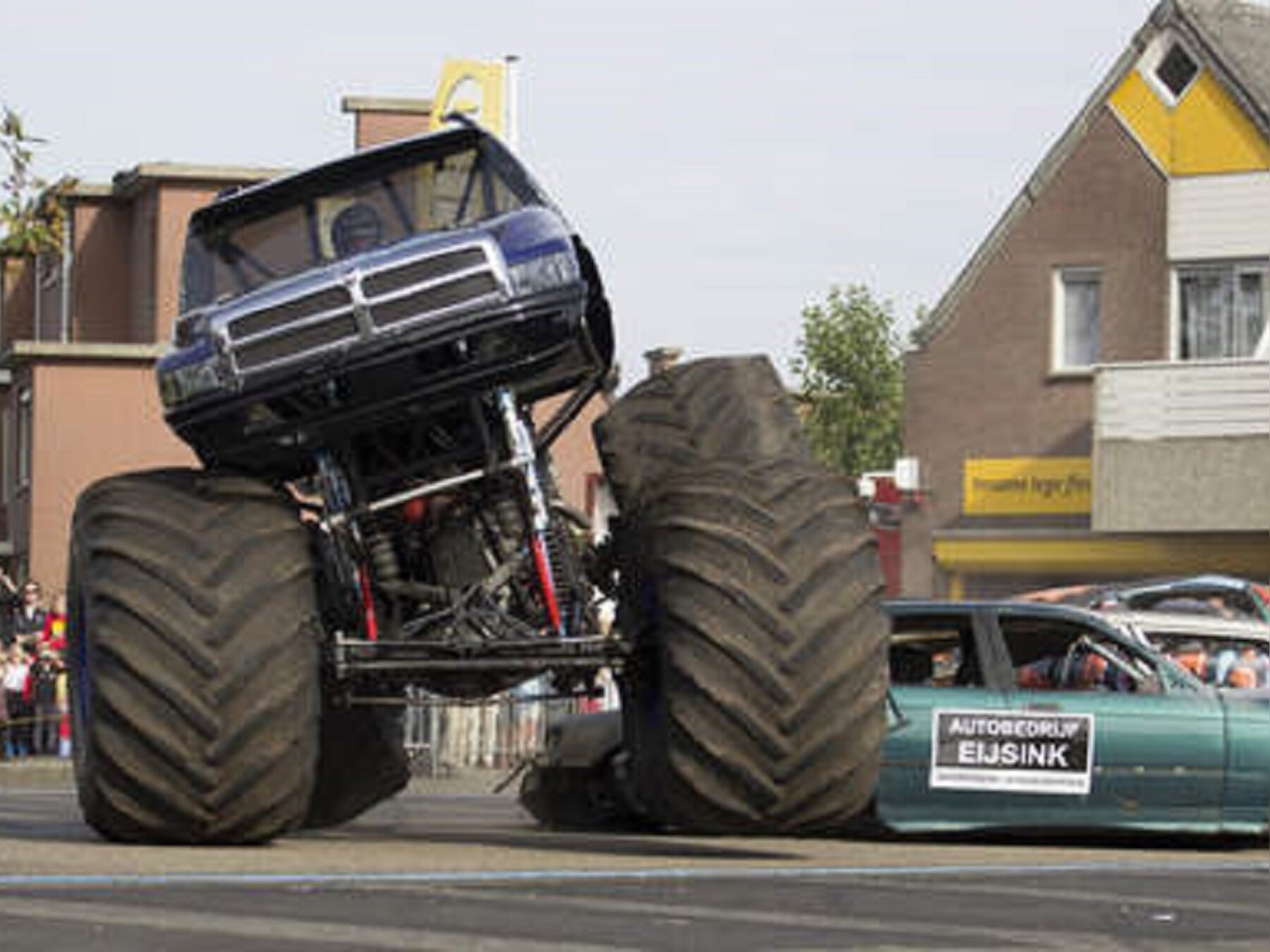 Archiefbeeld van het ongeluk met de monstertruck in Haaksbergen