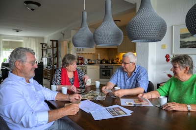 Ans en André kregen door foutje van PostNL een stapel onbekende familiefoto’s, maar wie staan erop?