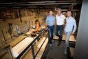 Luc (l), Henny en Bart van Gemert van het Astense bedrijf HG Engineering. Op de achtergrond draait een productielijn van het bedrijf bij Berkvens Deursystemen in Someren.