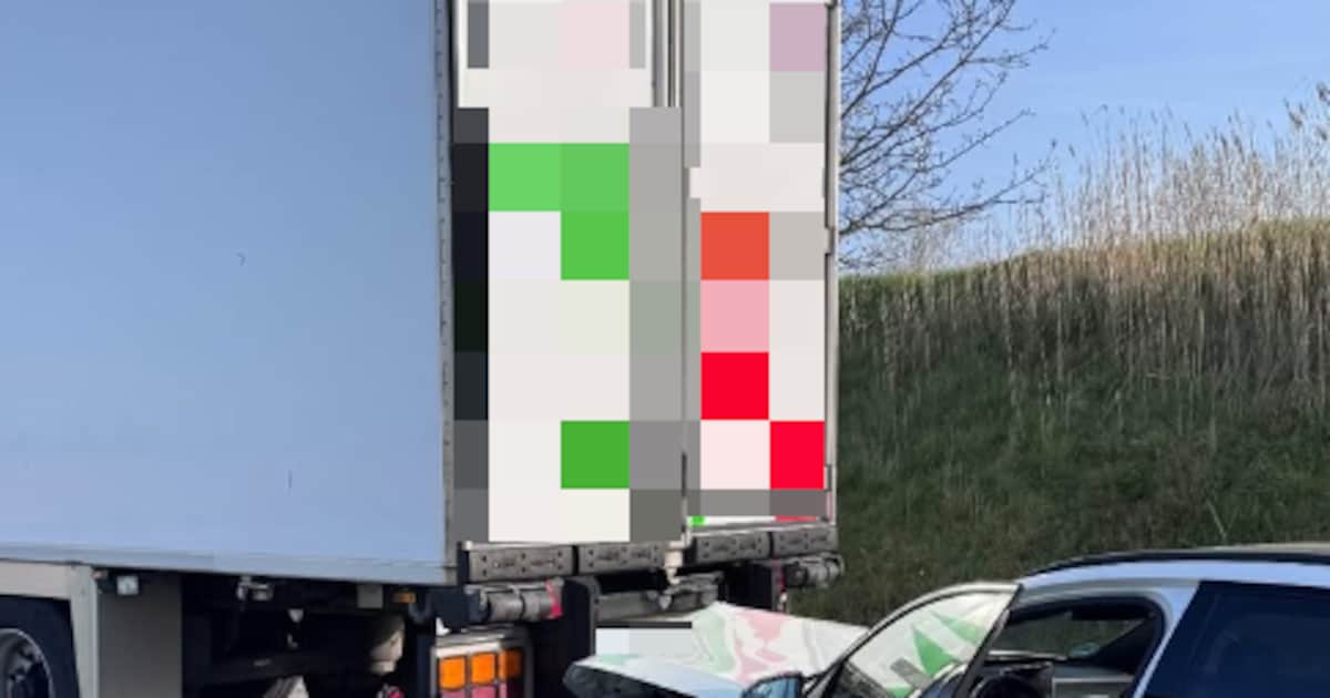 Auto botst achterop vrachtwagen in Lepelstraat, bestuurder nagekeken door ambulancepersoneel