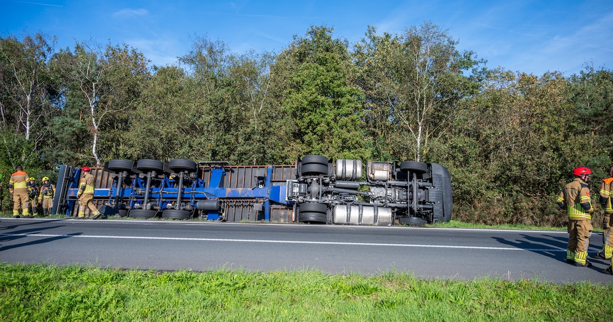 Vrachtwagen gekanteld op de A58 bij Ulvenhout, chauffeur test positief op cannabis