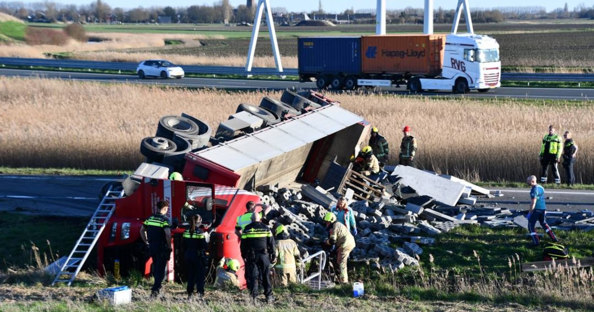 Vrachtwagen gekanteld bij knooppunt De Poel, oprit naar A58 dicht