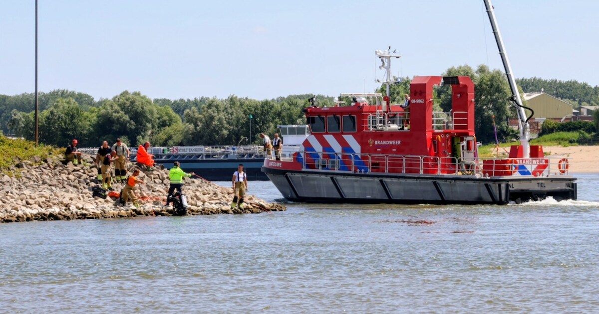 Borden in dorpen aan de Waal na tragisch ongeluk: vrouw (42) verdrinkt als ze kinderen probeert te r