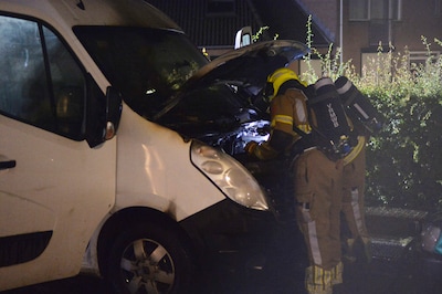 Bus vliegt in brand op kruising in Breda, brandweer voorkomt grotere schade