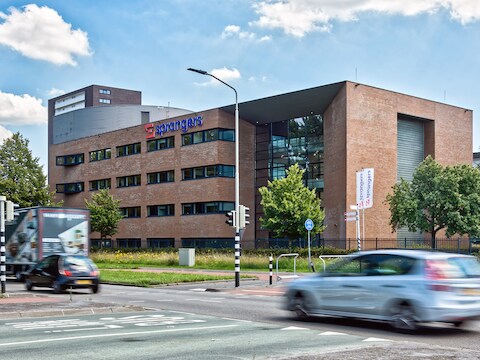Het hoofdkantoor van bouwbedrijf Sprangers in Breda gezien van de noordelijke rondweg.