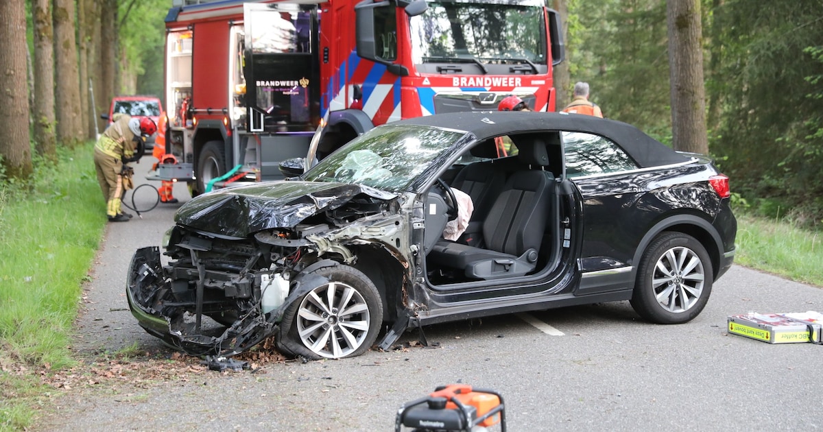 Automobilist crasht tegen boom in Wouwse Plantage, bestuurder naar ziekenhuis