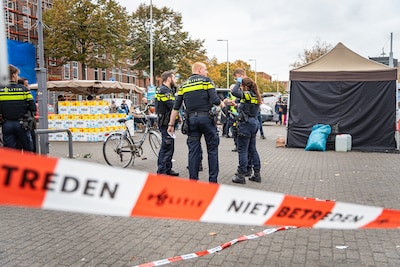 Toezichtpost op Afrikaandermarkt na steken van 56-jarige marktkoopman