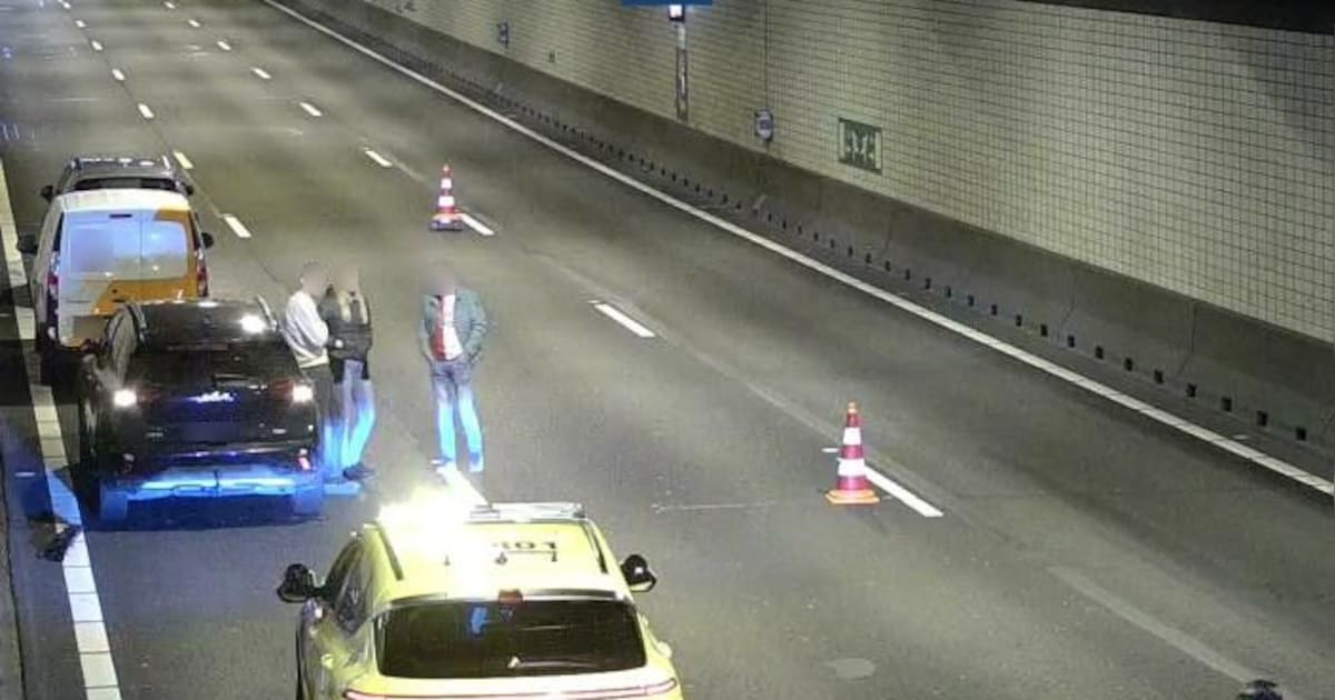 Vier voertuigen in botsing in tunnelbuis van de A15 bij Hendrik-Ido-Ambacht