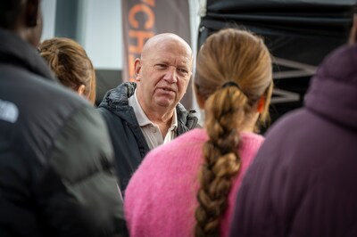 Studenten uit Bergen op Zoom vallen stil in femicide-truck van Wim: ‘Ik weet niet wat ik moet zeggen’