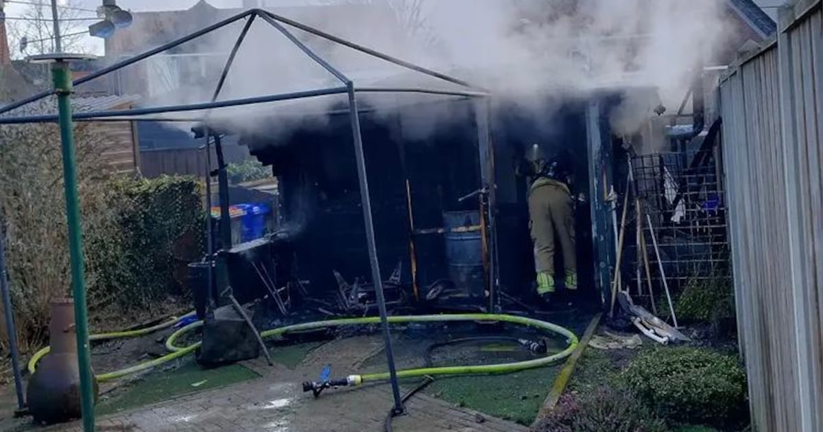 Schuur met gasflessen erin vliegt in brand in Raamsdonk