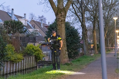 ‘Hij komt soldaatje spelen’,  waarschuwen jongeren elkaar en dan klinken er schoten