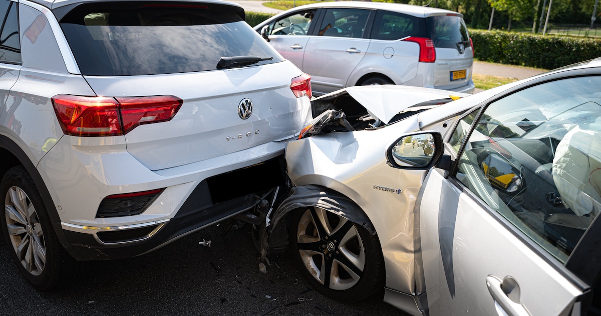 Drie auto's botsen in Spijkenisse, flinke file vanaf Hoogvliet