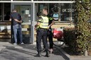 Politie bij Okido aan de Obrechtstraat, waar mensen bijeenkomen na het ongeluk bij station Oss West.
