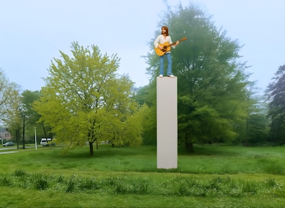 Ruim 6 meter hoge ‘Eric Clapton’ moet Roosendaals park weer hippiegevoel geven