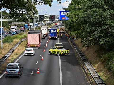 Vrachtwagens botsen op A58 van Breda naar Tilburg, levert half uur vertraging op