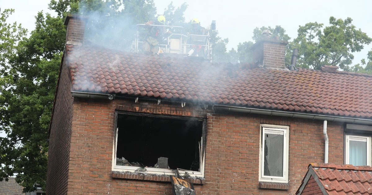 Vlammen slaan uit raam van huis in Roosendaal: slaapkamer volledig uitgebrand