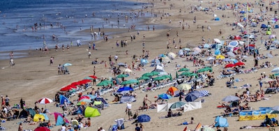 Het blijft zomers strandweer, maar pas op: een plons in zee is nog niet zo verstandig