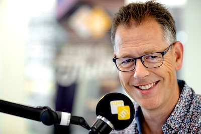 Radio-dj Bert Kranenbarg stopt na 32 jaar bij NPO na ‘wegbezuinigen’ van zijn show: ‘Heel erg jammer’