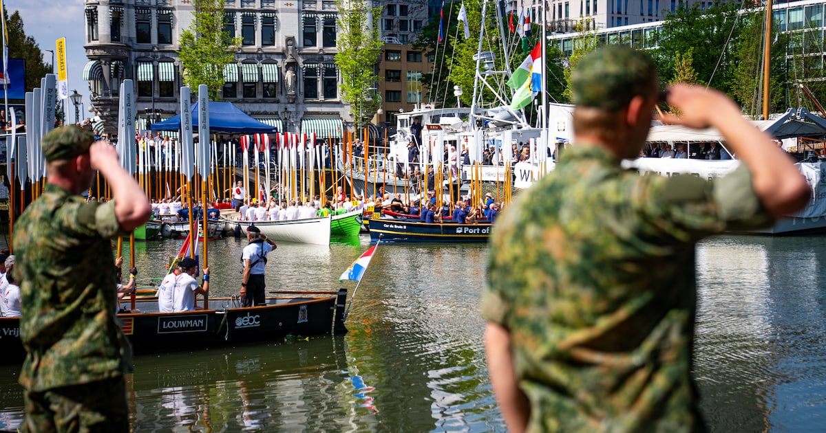 Het bombardement op Rotterdam herdacht tijdens speciale roeisloepenrace
