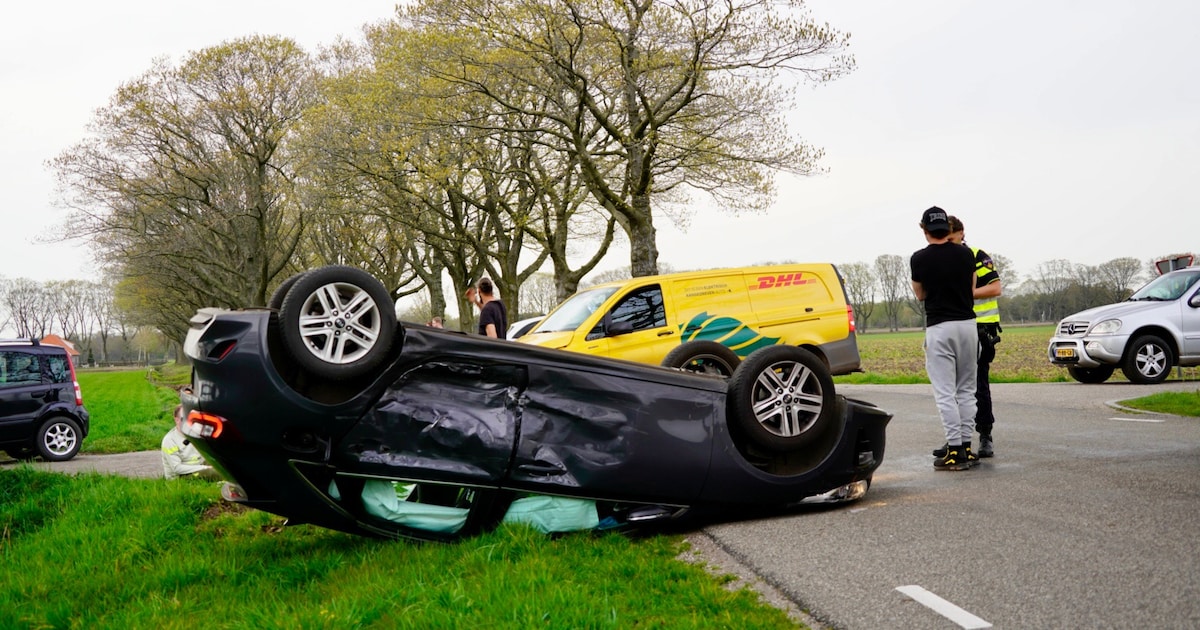 Auto op de kop na botsing met pakketbezorger in Landhorst
