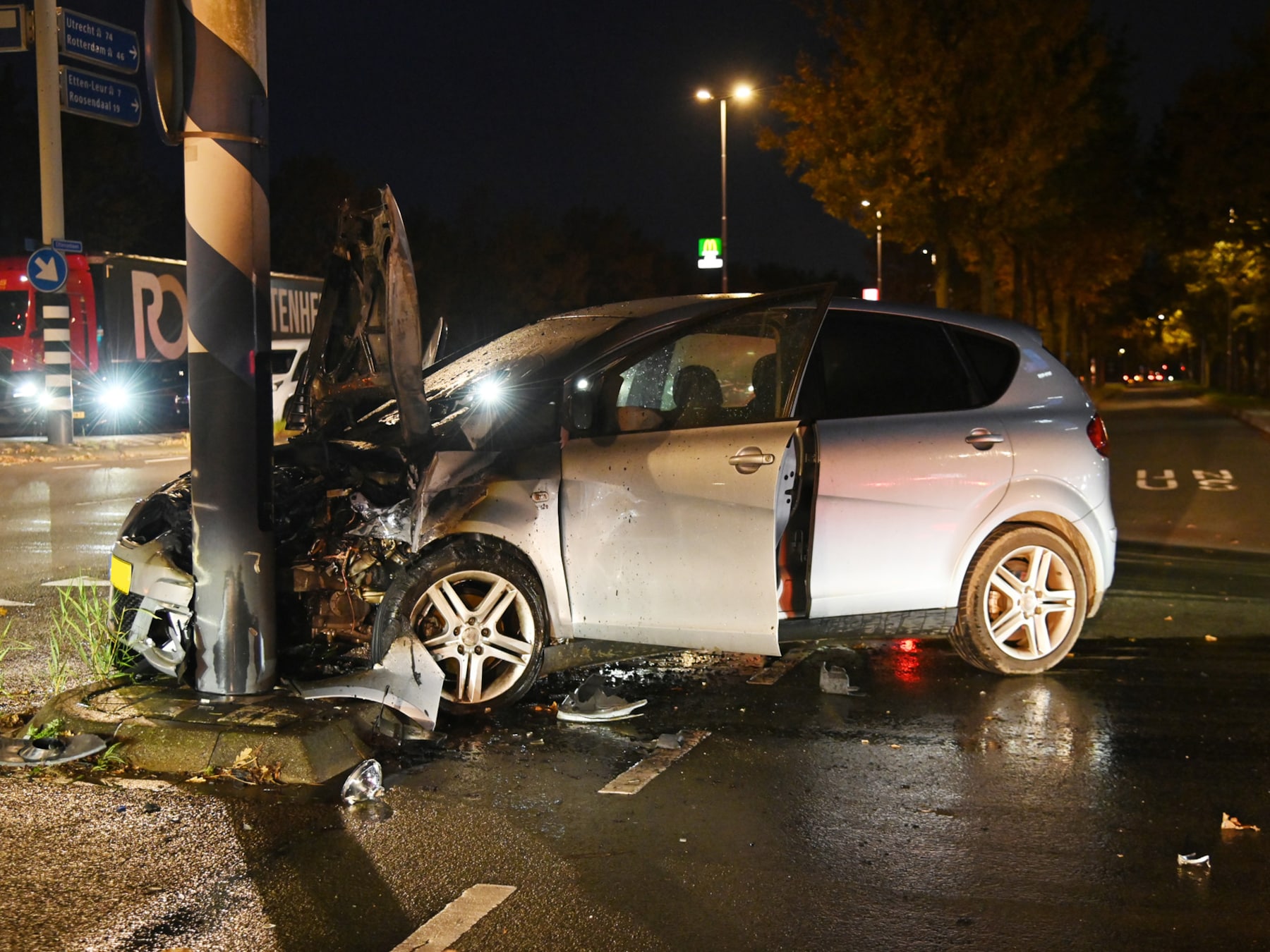 Auto vliegt in brand na botsing tegen paal op kruising in Breda Breda