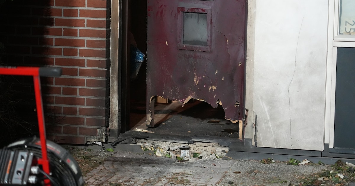 Explosief vernielt voordeur van woning hoogbejaarde man (90) uit Oosterhout