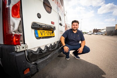 Bestelbussen van Beytullah gesmolten na zeer grote brand: 'Die komen niet meer door de APK'