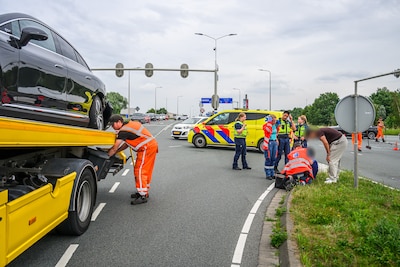 Auto’s botsen bij A27 in Breda, vrouw naar ziekenhuis gebracht
