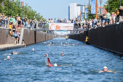 Lustrumuitgave trio-triatlon in schoongemaakte haven van Zev