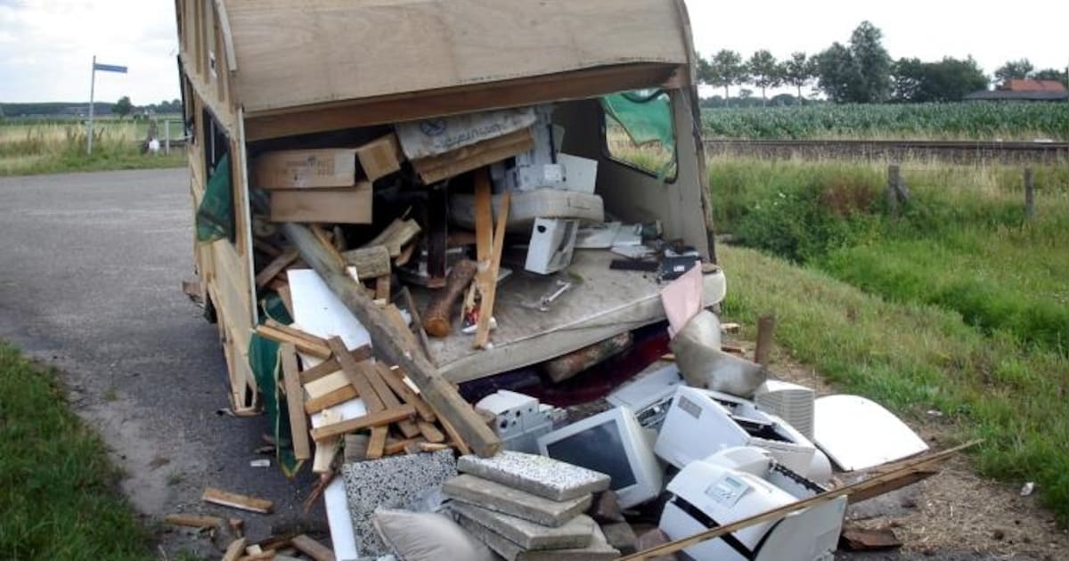 Caravan vol rommel aangetroffen in buitengebied