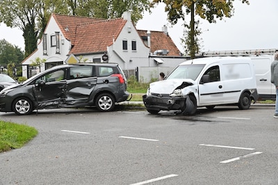 Auto en bestelbusje zwaar beschadigd bij botsing op kruising in Breda
