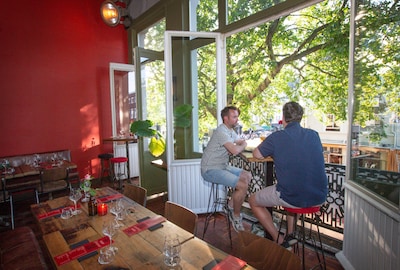 Nieuw restaurant Crafft boven de Grote Markt in Breda verrast met goed eten en tientallen speciaalbi