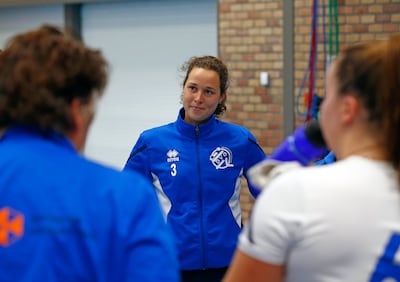 Jaar na dubbele hernia volleybalt Lisette weer: ‘Dacht dat ik hamstring had gescheurd’