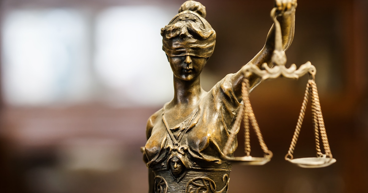 Agent treft praatgrage 'cokesmokkelaar' in de kroeg