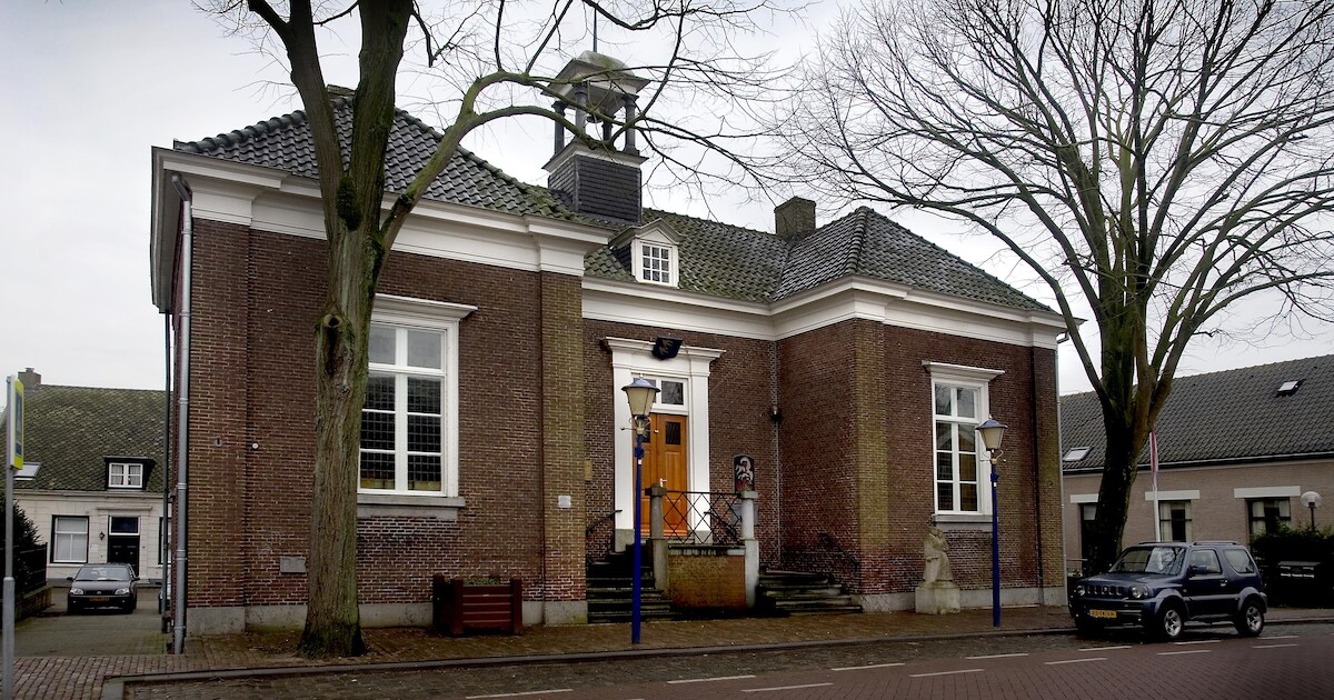 Oude Raadhuis in handen eigenaren Onze Kerk: plannen voor snoepwinkeltje en bed & breakfast