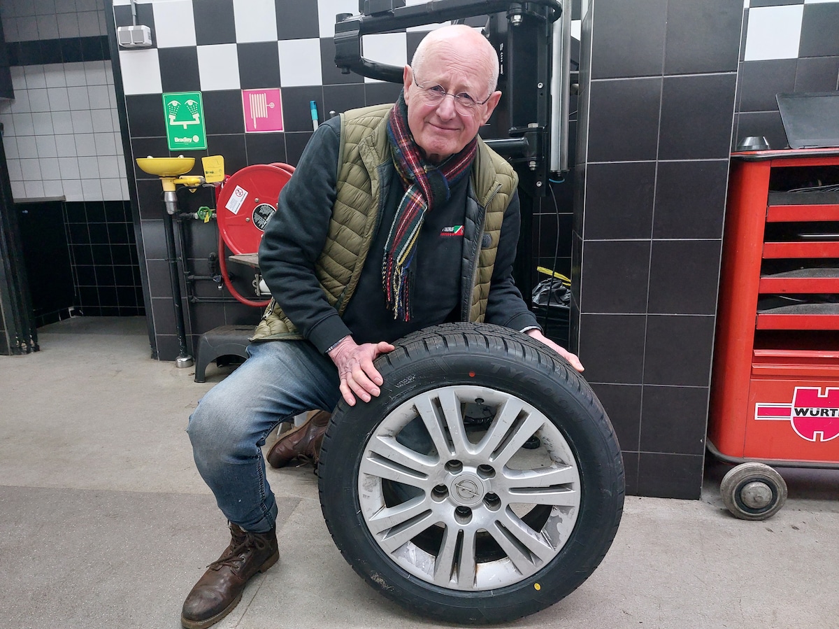 Tientallen mensen kloppen bij garagehouder Bob aan, nadat hun banden ...