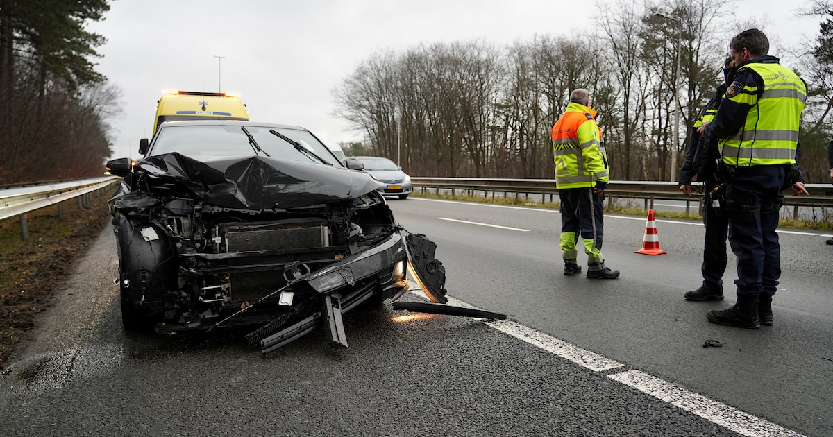 Auto botst tegen vangrail op A27 bij Oosterhout, rechterrijstrook dicht