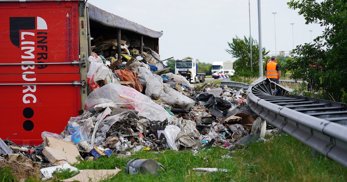 Puinhoop op A58: vrachtwagen met afval kantelt bij Gilze, forse vertraging richting Breda