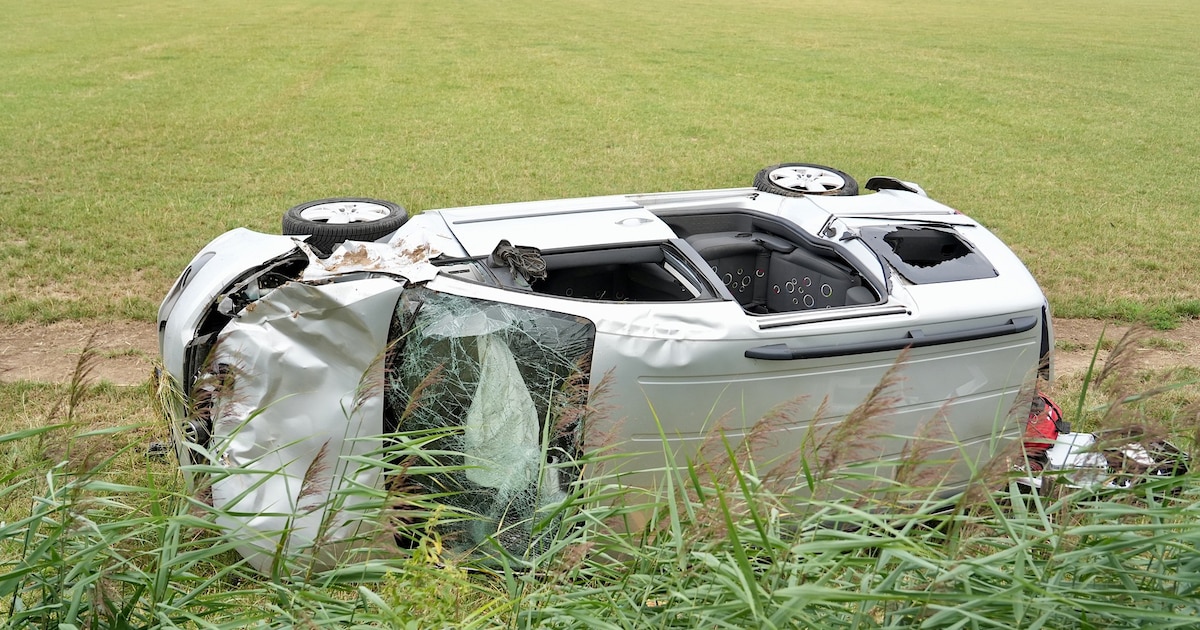 Auto raakt van de weg in Raamsdonk, bestuurder bekneld