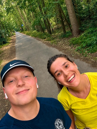 Claudine (26) loopt 120,80 kilometer voor pacemakeronderzoek nadat ze er zelf één kreeg: “Mensen zeg