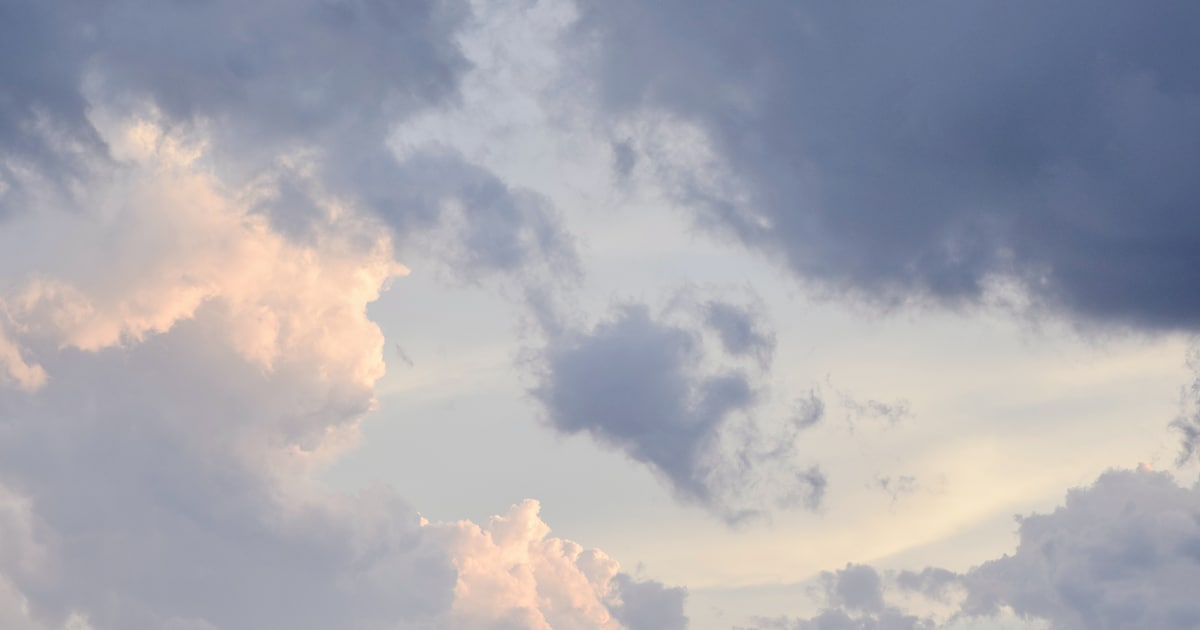 Regenbuien, maar soms ook zon in Woensdrecht in de avond