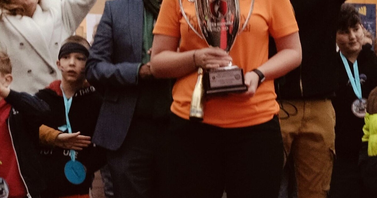 Leerlingen uit Almkerk in het oranje voor juf Marit die derde werd op EK footgolf in Turkije