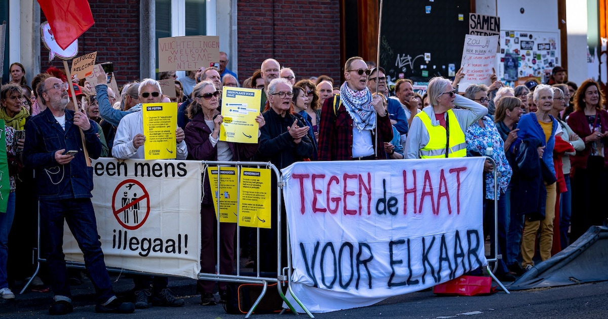 Tegenstanders scanderen ‘vol is vol’ terwijl anderen vluchtelingen juist welkom heten bij protest in
