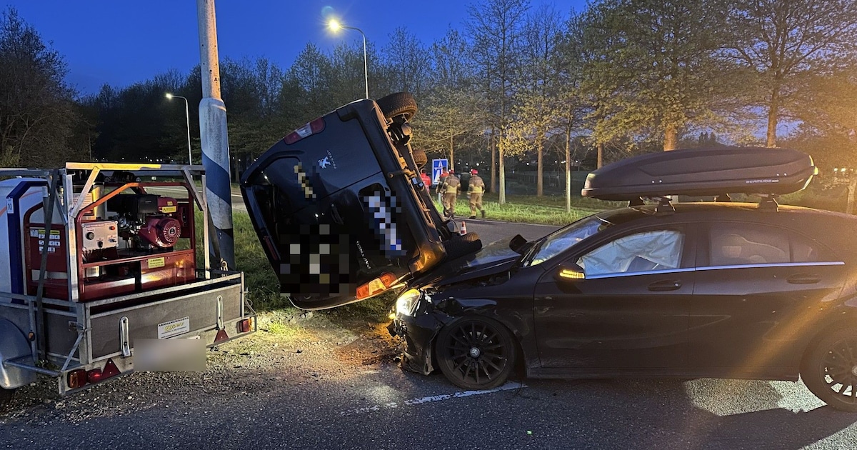 Auto’s klappen op elkaar in Etten-Leur, forse schade