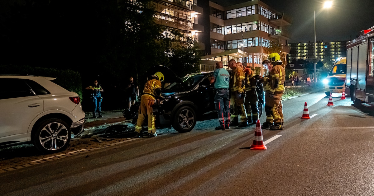Automobilist gewond na crash tegen geparkeerde auto in Rotterdam