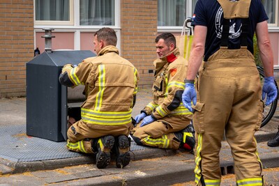 Man valt in ondergrondse vuilcontainer, brandweer redt hem