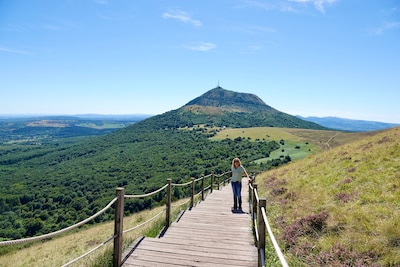 Ingrid (67) begint opnieuw in piepklein Frans dorp en leert tegelen, schilderen en jam maken: ‘Ik ve